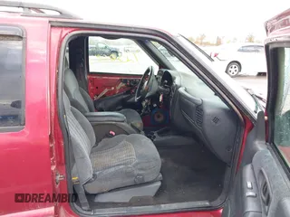2000 Chevrolet Blazer LT z VIN 1GNDT13W9Y2133636, wystawiony jako IAAI lot #42066871 z przebiegiem Nie podano mil oraz . Historia ofert i sprzedaży dostępna na DreamBid. Obrazek 5.