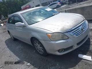 2008 Toyota Avalon XL z VIN 4T1BK36BX8U267918, wystawiony jako IAAI lot #42386928 z przebiegiem 299 670 mil mil oraz . Historia ofert i sprzedaży dostępna na DreamBid. Obrazek 1.
