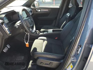 2022 Volvo XC40 R-Design z VIN YV4AC2HM4N2789180, wystawiony jako Copart lot #39333823 z przebiegiem 527 mil mil oraz . Historia ofert i sprzedaży dostępna na DreamBid. Obrazek 7.