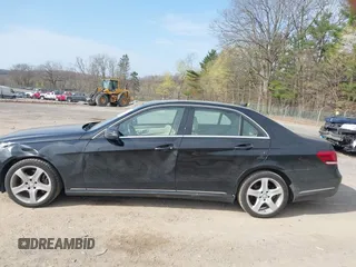 2014 Mercedes-Benz E E 350 Luxury with VIN WDDHF8JB2EA894977, listed as a IAAI auction lot 42065062 with 197,393 mi miles. Bid and sale history available at carsss.com. Image 14.