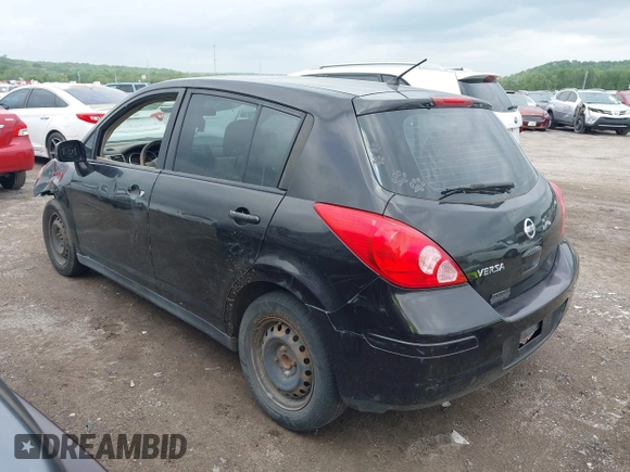 2011 Nissan Versa S z VIN 3N1BC1CPXBL367494, wystawiony jako IAAI lot #42139373 z przebiegiem 151 019 mil mil oraz . Historia ofert i sprzedaży dostępna na DreamBid. Obrazek 3.