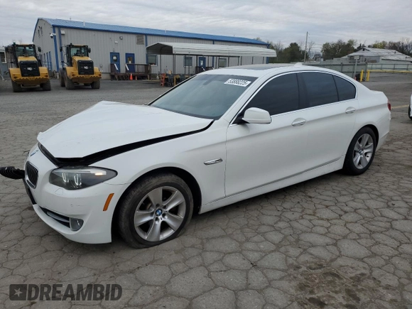 2013 BMW 5 Series 528i xDrive z VIN WBAXH5C57DD106985, wystawiony jako Copart lot #53888225 z przebiegiem 134 685 mil mil oraz Szkoda całkowita • Salvage title. Historia ofert i sprzedaży dostępna na DreamBid. Obrazek 1.