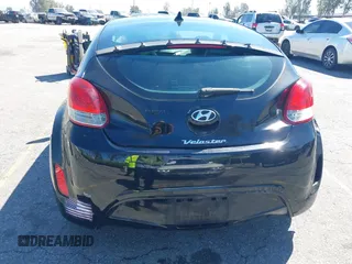 2013 Hyundai Veloster w/Black Int z VIN KMHTC6AD7DU173310, wystawiony jako IAAI lot #41881799 z przebiegiem 147 034 mil mil oraz . Historia ofert i sprzedaży dostępna na DreamBid. Obrazek 17.