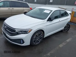 2024 Volkswagen Jetta Sport z VIN 3VWBM7BU9RM070948, wystawiony jako IAAI lot #41897872 z przebiegiem 7 521 mil mil oraz . Historia ofert i sprzedaży dostępna na DreamBid. Obrazek 2.