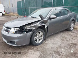 2013 Dodge Avenger SXT z VIN 1C3CDZCG0DN521540, wystawiony jako IAAI lot #40772548 z przebiegiem 145 455 mil mil oraz . Historia ofert i sprzedaży dostępna na DreamBid. Obrazek 2.