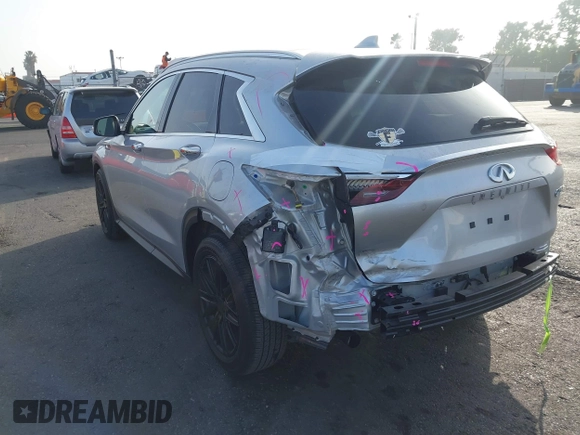 2020 Infiniti QX50 Luxe z VIN 3PCAJ5M10LF103880, wystawiony jako IAAI lot #41233450 z przebiegiem 40 247 mil mil oraz . Historia ofert i sprzedaży dostępna na DreamBid. Obrazek 3.