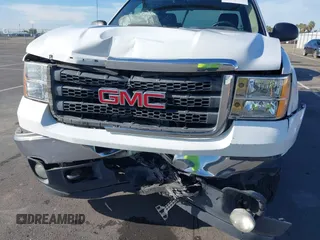 2011 GMC Sierra 2500HD Work Truck z VIN 1GT22ZCGXBZ155590, wystawiony jako IAAI lot #41712199 z przebiegiem 338 205 mil mil oraz . Historia ofert i sprzedaży dostępna na DreamBid. Obrazek 6.