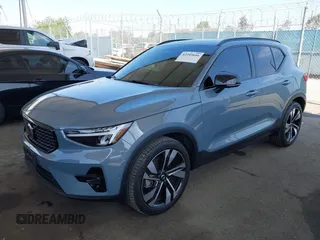 2023 Volvo XC40 Ultimate Dark Theme z VIN YV4L12UX9P2952245, wystawiony jako IAAI lot #42205666 z przebiegiem 19 952 mil mil oraz . Historia ofert i sprzedaży dostępna na DreamBid. Obrazek 2.