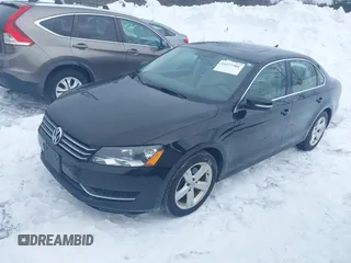2013 Volkswagen Passat SE z VIN 1VWBP7A39DC047714, wystawiony jako IAAI lot #41577301 z przebiegiem 162 164 mil mil oraz . Historia ofert i sprzedaży dostępna na DreamBid. Obrazek 2.