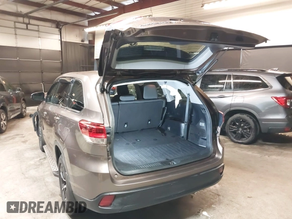 2018 Toyota Highlander LE with VIN 5TDBZRFHXJS879909, listed as a IAAI auction lot 42400961 with 35,721 mi miles and . Bid and sale history available at DreamBid. Image 3.