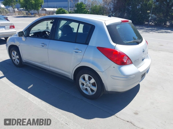 2009 Nissan Versa S z VIN 3N1BC13E09L372132, wystawiony jako IAAI lot #42314068 z przebiegiem 135 829 mil mil oraz . Historia ofert i sprzedaży dostępna na DreamBid. Obrazek 3.