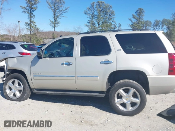 2014 Chevrolet Tahoe LTZ z VIN 1GNSCCE00ER228911, wystawiony jako IAAI lot #41732239 z przebiegiem 216 743 mil mil oraz . Historia ofert i sprzedaży dostępna na DreamBid. Obrazek 15.