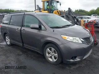 2011 Toyota Sienna LE AAS z VIN 5TDKK3DC1BS118194, wystawiony jako IAAI lot #42351316 z przebiegiem 486 969 mil mil oraz . Historia ofert i sprzedaży dostępna na DreamBid. Obrazek 1.