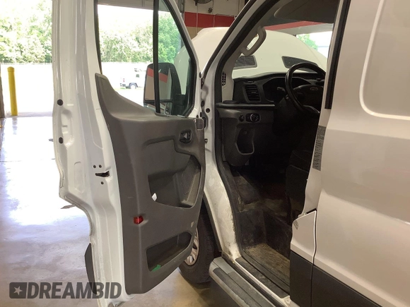 2020 Ford Transit Cargo z VIN 1FTBR1Y8XLKB06141, wystawiony jako IAAI lot #42642640 z przebiegiem 123 417 mil mil oraz . Historia ofert i sprzedaży dostępna na DreamBid. Obrazek 15.
