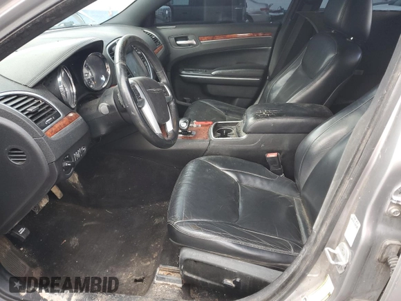 2013 Chrysler 300 z VIN 2C3CCAAG2DH572389, wystawiony jako Copart lot #47327315 z przebiegiem 144 262 mil mil oraz Szkoda całkowita • Salvage title. Historia ofert i sprzedaży dostępna na DreamBid. Obrazek 7.