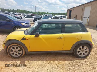 2007 MINI Hardtop z VIN WMWMF33557TT56622, wystawiony jako IAAI lot #42227758 z przebiegiem 145 258 mil mil oraz . Historia ofert i sprzedaży dostępna na DreamBid. Obrazek 14.