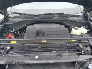 2025 Land Rover Range Rover SE z VIN SALKP9FU1SA280360, wystawiony jako IAAI lot #42067166 z przebiegiem 2 712 mil mil oraz . Historia ofert i sprzedaży dostępna na DreamBid. Obrazek 10.