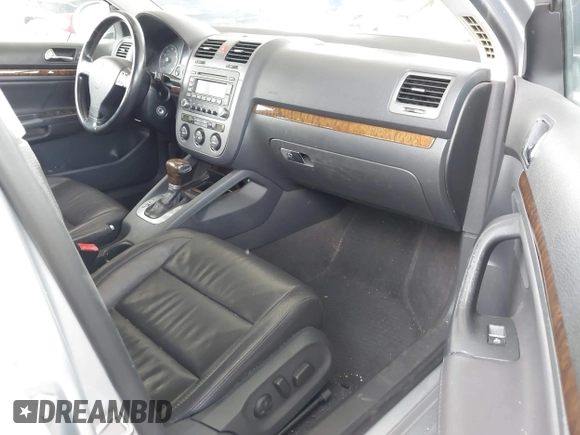 2005 Volkswagen Jetta z VIN 3VWDG71K15M636420, wystawiony jako IAAI lot #42243372 z przebiegiem 171 084 mil mil oraz . Historia ofert i sprzedaży dostępna na DreamBid. Obrazek 5.