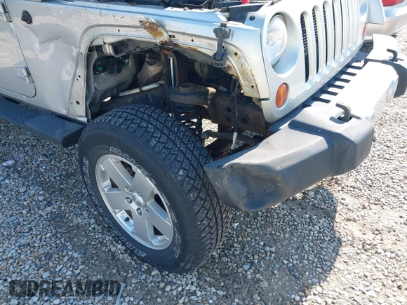 2012 Jeep Wrangler Unlimited Altitude z VIN 1C4HJWEGXCL120397, wystawiony jako IAAI lot #42219976 z przebiegiem 119 172 mil mil oraz . Historia ofert i sprzedaży dostępna na DreamBid. Obrazek 6.