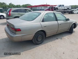 1998 Toyota Camry LE z VIN 4T1BG22K2WU278958, wystawiony jako IAAI lot #42422136 z przebiegiem 272 772 mil mil oraz . Historia ofert i sprzedaży dostępna na DreamBid. Obrazek 4.