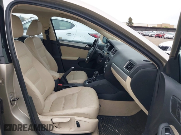 2014 Volkswagen Jetta SE z VIN 3VWD17AJ0EM247843, wystawiony jako IAAI lot #42385042 z przebiegiem 181 994 mil mil oraz . Historia ofert i sprzedaży dostępna na DreamBid. Obrazek 5.