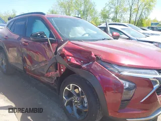 2025 Chevrolet Trax LT z VIN KL77LHEP0SC028907, wystawiony jako IAAI lot #42219544 z przebiegiem 4 916 mil mil oraz . Historia ofert i sprzedaży dostępna na DreamBid. Obrazek 6.