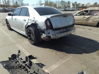 2020 Chrysler 300 S z VIN 2C3CCABGXLH103516, wystawiony jako IAAI lot #41918657 z przebiegiem 88 521 mil mil oraz . Historia ofert i sprzedaży dostępna na DreamBid. Obrazek 3.