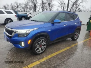 2021 Kia Seltos SX z VIN KNDETCA21M7111314, wystawiony jako Copart lot #47597875 z przebiegiem 92 463 mil mil oraz Szkoda całkowita • Salvage title. Historia ofert i sprzedaży dostępna na DreamBid. Obrazek 1.