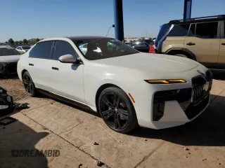 2024 BMW i7 eDrive50 z VIN WBY43EJ06RCR45999, wystawiony jako Copart lot #77538844 z przebiegiem 5756 mil mil oraz Szkody całkowita. Historia ofert i sprzedaży dostępna na DreamBid. Obrazek 4.