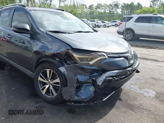 2018 Toyota RAV4 XLE z VIN JTMWFREV9JD132847, wystawiony jako IAAI lot #42108442 z przebiegiem 59 763 mil mil oraz . Historia ofert i sprzedaży dostępna na DreamBid. Obrazek 6.