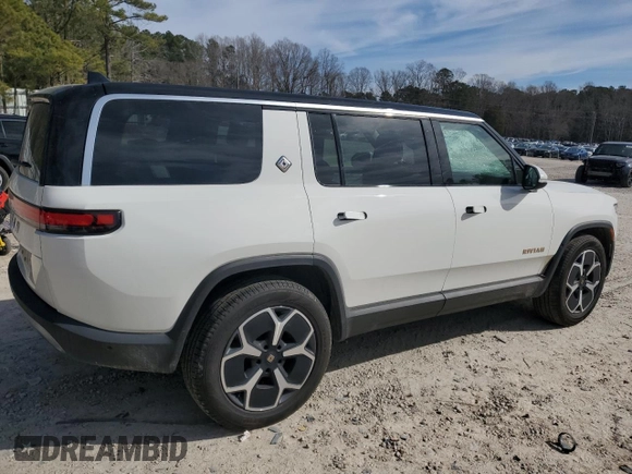 2024 Rivian R1S Adventure z VIN 7PDSGABA1RN030813, wystawiony jako Copart lot #47614385 z przebiegiem 16 946 mil mil oraz Szkody całkowita. Historia ofert i sprzedaży dostępna na DreamBid. Obrazek 3.