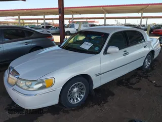 2000 Lincoln Town Car Signature with VIN 1LNHM82W1YY916055, listed as a IAAI auction lot 42488210 with 189,149 mi miles and . Bid and sale history available at DreamBid. Image 17.