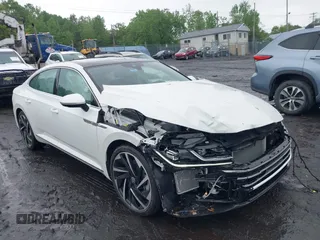 2023 Volkswagen Arteon SEL Premium R-Line z VIN WVWTR7AN4PE014292, wystawiony jako IAAI lot #42331800 z przebiegiem 6 389 mil mil oraz . Historia ofert i sprzedaży dostępna na DreamBid. Obrazek 1.