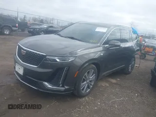 2020 Cadillac XT6 FWD Premium Luxury z VIN 1GYKPCRS0LZ136228, wystawiony jako IAAI lot #41912953 z przebiegiem Nie podano mil oraz . Historia ofert i sprzedaży dostępna na DreamBid. Obrazek 2.