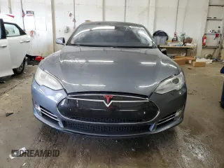 2013 Tesla Model S z VIN 5YJSA1DN0DFP26935, wystawiony jako Copart lot #45081995 z przebiegiem 120 048 mil mil oraz Szkoda całkowita • Salvage title. Historia ofert i sprzedaży dostępna na DreamBid. Obrazek 5.