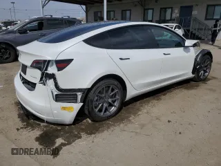 2022 Tesla Model 3 Long Range z VIN 5YJ3E1EB3NF174314, wystawiony jako Copart lot #52713325 z przebiegiem 27 646 mil mil oraz Szkoda całkowita • Salvage title. Historia ofert i sprzedaży dostępna na DreamBid. Obrazek 3.