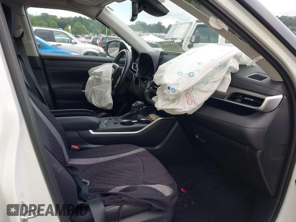 2021 Toyota Highlander XLE with VIN 5TDHZRBH9MS551417, listed as a IAAI auction lot 42751622 with 60,295 mi miles and . Bid and sale history available at DreamBid. Image 5.