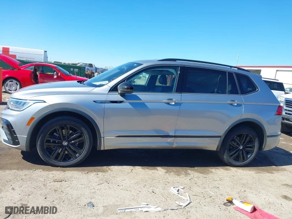 2022 Volkswagen Tiguan SE R-Line Black with VIN 3VVCB7AX4NM008121, listed as a IAAI auction lot 41671382 with 71,674 mi miles. Bid and sale history available at carsss.com. Image 14.