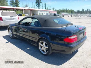 2000 Mercedes-Benz CLK 320/430 z VIN WDBLK65G1YT042203, wystawiony jako IAAI lot #42390576 z przebiegiem 161 672 mil mil oraz . Historia ofert i sprzedaży dostępna na DreamBid. Obrazek 3.
