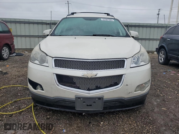 2012 Chevrolet Traverse LTZ z VIN 1GNKVLED5CJ155527, wystawiony jako Copart lot #57597285 z przebiegiem Nie podano mil oraz Szkoda całkowita • Salvage title. Historia ofert i sprzedaży dostępna na DreamBid. Obrazek 5.