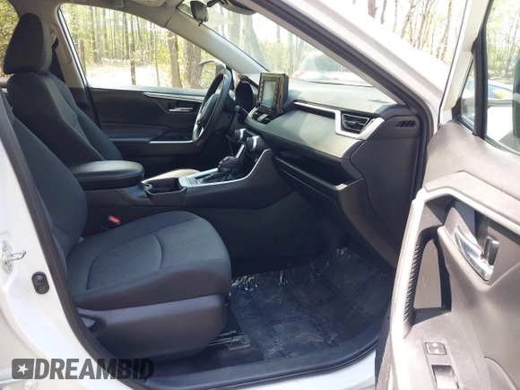 2021 Toyota RAV4 XLE z VIN 2T3W1RFV5MW118836, wystawiony jako IAAI lot #42031596 z przebiegiem 56 712 mil mil oraz . Historia ofert i sprzedaży dostępna na DreamBid. Obrazek 5.