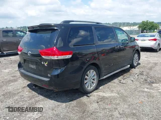 2013 Toyota Sienna XLE z VIN 5TDDK3DC8DS064047, wystawiony jako IAAI lot #42755455 z przebiegiem 143 604 mil mil oraz . Historia ofert i sprzedaży dostępna na DreamBid. Obrazek 4.