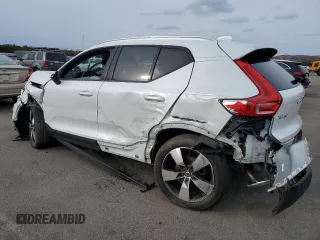 2021 Volvo XC40 Momentum with VIN YV4162UK0M2408578, listed as a Copart auction lot 81620584 with 35,560 mi miles and Salvage Title. Bid and sale history available at carsss.com. Image 2.