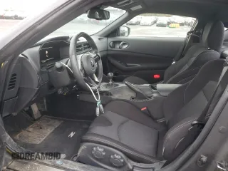 2024 Nissan Z Sport с VIN JN1BZ4AH2RM366772, выставлен на аукционе Copart как лот 45588555 с пробегом 3 711 миль миль и Списание • Salvage title. История ставок и продаж доступна на DreamBid. Изображение 7.