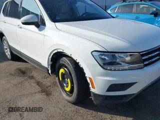 2020 Volkswagen Tiguan S z VIN 3VV1B7AX4LM098567, wystawiony jako IAAI lot #41504191 z przebiegiem 106 012 mil mil oraz . Historia ofert i sprzedaży dostępna na DreamBid. Obrazek 6.