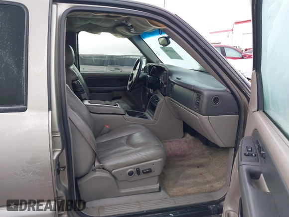 2003 Chevrolet Suburban LT with VIN 3GNGK26UX3G117266, listed as a IAAI auction lot 41615482 with 276,761 mi miles. Bid and sale history available at carsss.com. Image 5.