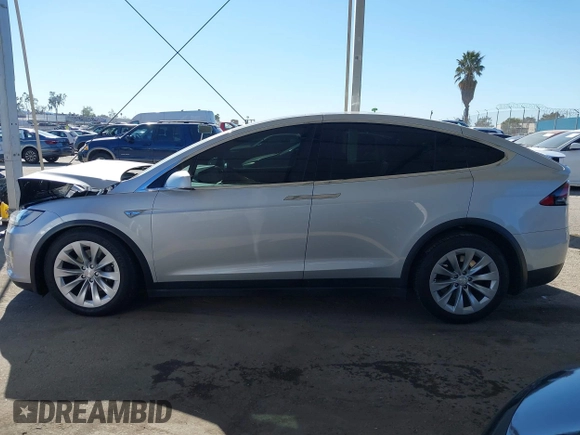 2016 Tesla Model X 70D z VIN 5YJXCBE25GF021322, wystawiony jako IAAI lot #41866368 z przebiegiem 95 072 mil mil oraz . Historia ofert i sprzedaży dostępna na DreamBid. Obrazek 14.