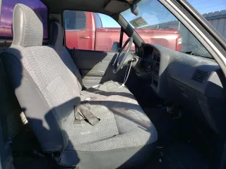 1994 Toyota Pickup DX z VIN JT4RN81P0R5200010, wystawiony jako Copart lot #89184805 z przebiegiem 123 270 mil mil oraz Szkoda całkowita • Salvage title. Historia ofert i sprzedaży dostępna na DreamBid. Obrazek 10.