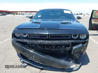 2019 Dodge Challenger SXT z VIN 2C3CDZAG1KH587281, wystawiony jako IAAI lot #42180057 z przebiegiem 109 333 mil mil oraz . Historia ofert i sprzedaży dostępna na DreamBid. Obrazek 12.