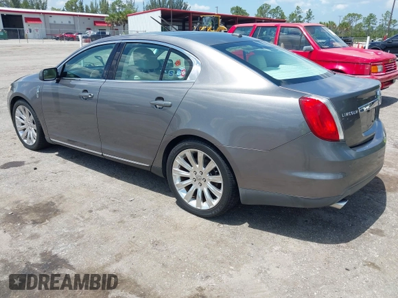 2011 Lincoln MKS z VIN 1LNHL9DR7BG611611, wystawiony jako IAAI lot #42281272 z przebiegiem 160 054 mil mil oraz . Historia ofert i sprzedaży dostępna na DreamBid. Obrazek 3.